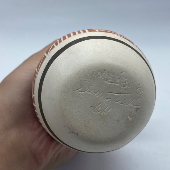 Vtg UTE Mountain Tribe Native American Pottery Vase 4.75” Signed Handcrafted - Picture 3 of 6
